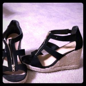 Black wedges